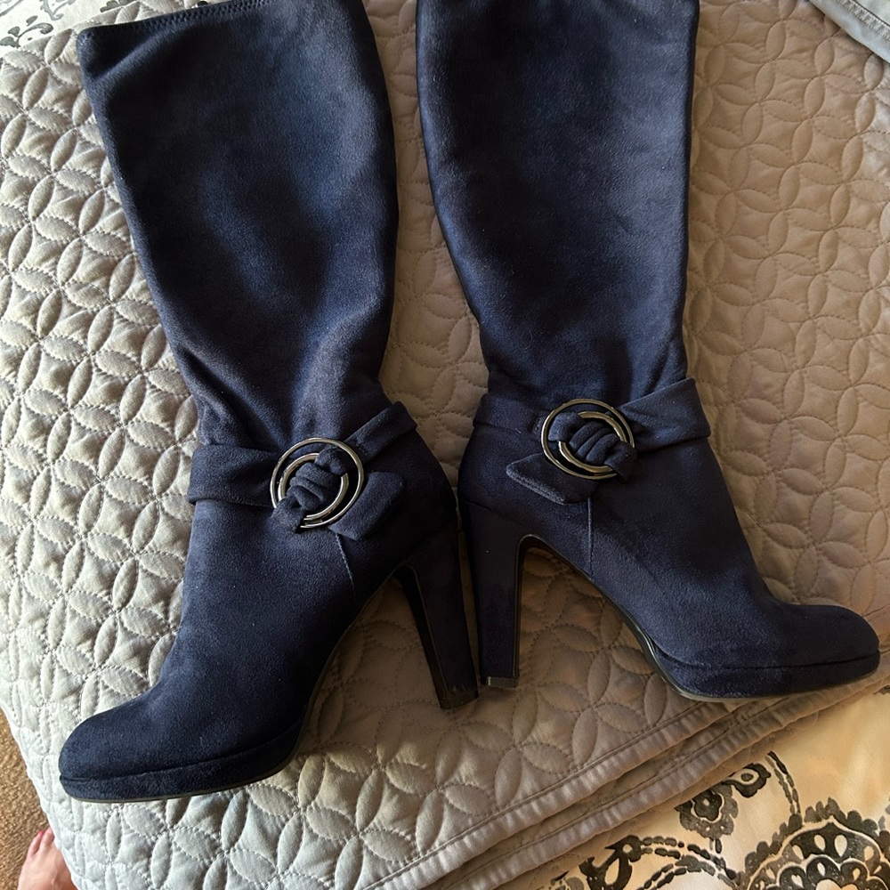Blue suede stretchable boots